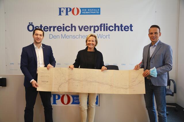 Die FPÖ-Tirol Vertreter Fabian Walch und Verkehrssprecherin LA Evelyn Achhoner mit dem Südtiroler LA Sven Knoll (Süd-Tiroler Freiheit) (v.l.).