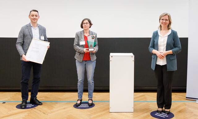 Bildtext von links nach rechts: Geschäftsführer Erich Steindl, Umwelt- und Qualitätsmanagerin Angelika Moser, Bundesministerin für Klimaschutz, Umwelt, Energie, Mobilität, Innovation und Technologie Leonore Gewessler | Foto: Joseph Krpelan