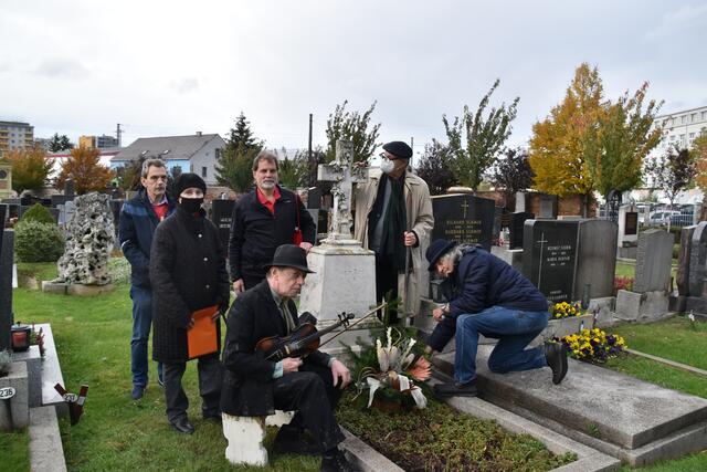Die erste Verschönerung des Grabs: Kurt Friedl (Kulturkommission Favoriten, SPÖ), Eva Fischer (Leiterin Bezirksmuseum), Kurt Stastka (Leiter Kulturkommission Favoriten), Erwin Leder, Nino Holm und Peter Steinbach von Wiener Blues (vl). | Foto: Karl Pufler