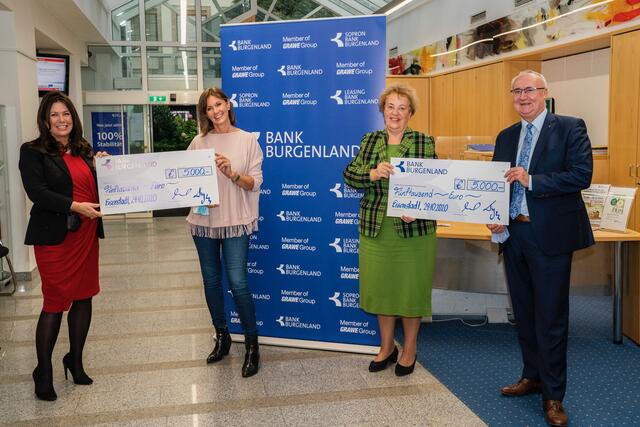 Spendenübergabe zum Weltspartag: Bank Burgenland Vst-Dir. Mag. Andrea Maller-Weiß, Dr. Uli Kempf, Caritas, Landtagspräsidentin Verena Dunst, Volkshilfe Burgenland, Bank Burgenland Vst-Dir. Gerhard Nyul. | Foto: Rauchbauer-Koch/Bank Burgenland