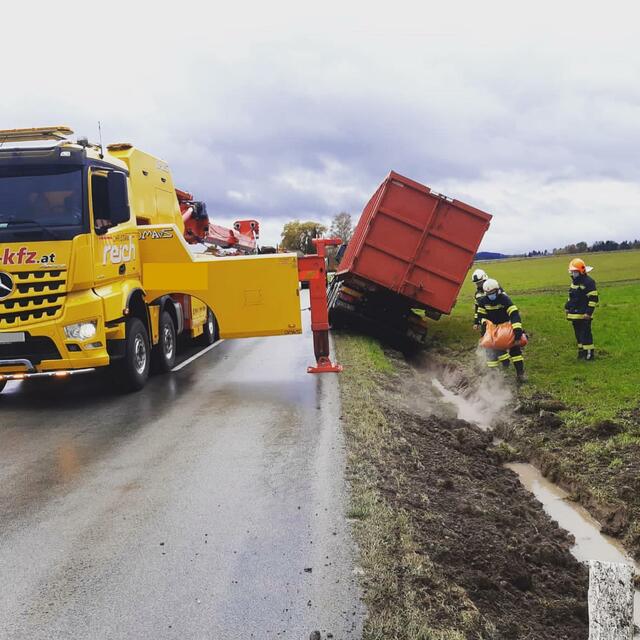 Der Lkw kam bei einen Ausweichmanöver von der Straße ab.