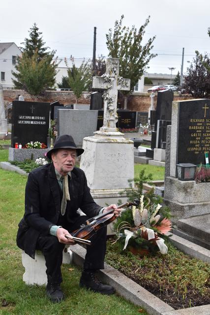 Erwin Leder mit einer historischen Geige am Grab Karl Barons. Leder ist Mitglied von "Wiener Blues" und spielte im Film "Das Boot" mit. | Foto: Karl Pufler