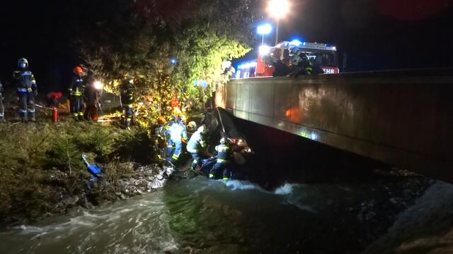 Für die Feuerwehr-Mannschaften aus Pruggern, Gröbming und Stein an der Enns war die Menschenrettung ein schwieriger Einsatz.