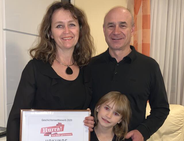 Roswitha Katter-Friedl und Hermann Friedl aus Lannach sind stolz auf ihre siegreiche Bücherheldin Tina. | Foto: Katter-Friedl