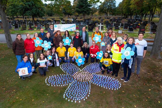 In Erinnerung an sie entzündeten die Vertreterinnen und Vertreter der Organisationen ein leuchtendendes Vergissmeinnicht am Wiener Friedhof Hernals. | Foto: Ludwig Sched