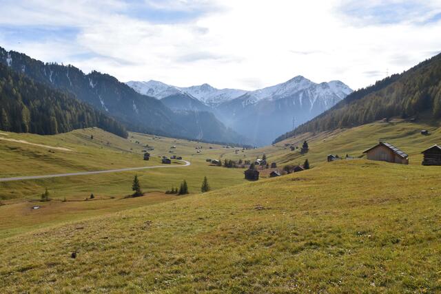 Die zahlreichen Feldstädel und Kochhütten prägen das Landschaftsbild in Pfunds sichtlich.