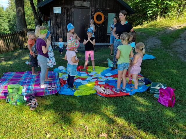 Die Kinder sind mit Begeisterung bei den Yoga-Kursen dabei.