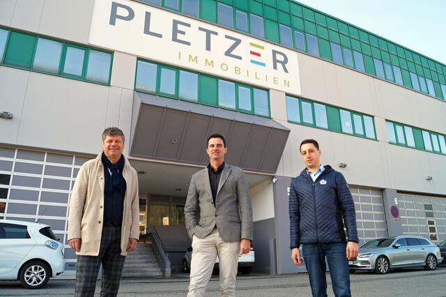 Spittals Bürgermeister Gerhard Pirih besichtigt mit Markus Pirker und Josef Six von der Pletzer-Gruppe (von links) das renovierte Adeg-Areal.
