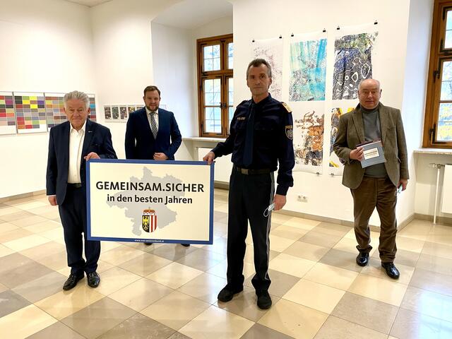 OÖ-Seniorenbund-Landesobmann Josef Pühringer, OÖ Seniorenbund Landesgeschäftsführer Franz Ebner, Landespolizeidirektor-Stellvertreter Aloiß Lißl und OÖ Seniorenbund Fachausschussvorsitzender für Sicherheit Josef Hackl (v.l.).  | Foto: OÖ Seniorenbund