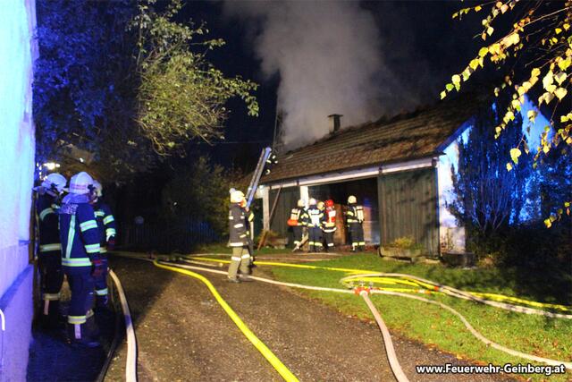 Das Feuer brach in einem landwirtschaftlichen Nebengebäude aus.