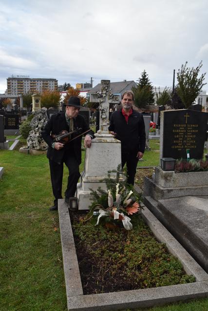Erwin Leder und Kurt Stastka (r) mit Blumenschmuck am Grab von Karl Baron. | Foto: Karl Pufler