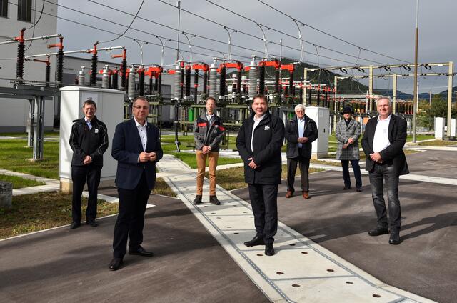 GF Netz NÖ Heinrich Bittner, Bürgermeister Rupert Dworak., Netz NÖ Mitarbeiter Kurt Payr, GF Netz NÖ Werner Hengst, Leiter Netz-Engineering Johann Eckmair, Stadtamtsdir. Mag. Gernot Zottl, MBA, Leiter Service Center Neunkirchen Adolf Wurm