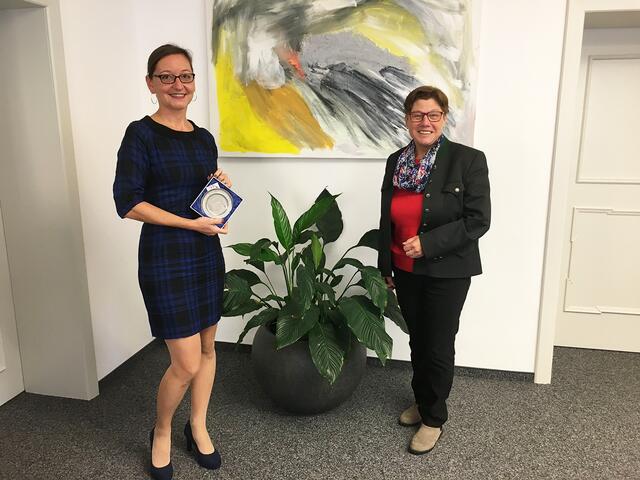 Alexandra Gutmannsthal-Krizanits und Bürgermeisterin Josefa Geiger