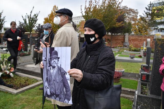 Bezirksmuseum-Leiterin Eva Fischer bekam von Peter Steinbach ein neu entdecktes Bild von Karl Baron. | Foto: Karl Pufler