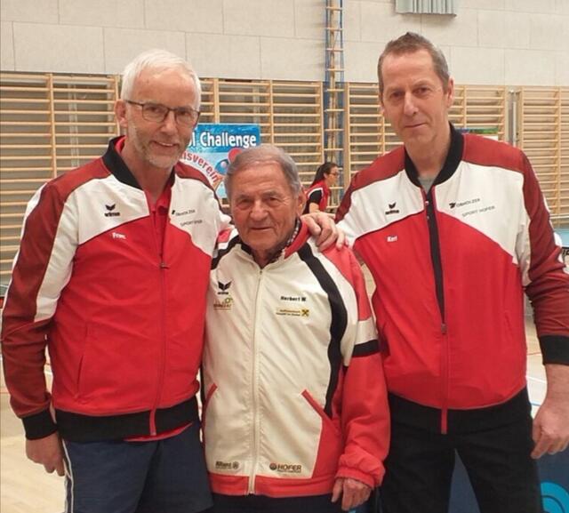 Zu Besuch in der Tischtennishalle:
v.l.: Franz Rettenbacher (Obmann TTV Raiba Neustift), Herbert Wallner (Jubilar und Ehrenmitglied), Karl Pfurtscheller (Bezirksblatt-Regionaut und Vereinskollege) | Foto: Heinz Leitgeb (vor Corona aufgenommen)