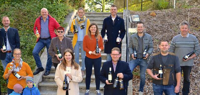 Wolfgang Müllner, Eva Nolz mit Kindern, Günther Staudenmayer, Helga Scharnagl, Ida Haimel, Elisabeth Püreschitz (Weingut Fink), Viktoria Preiß, Andreas Ortmann, Josef Baumgartner (auch für das Stiftsweingut Herzogenburg), Bernhard Steyrer, Markus Gollner und Andreas Herzinger  | Foto: Walter Pernikl