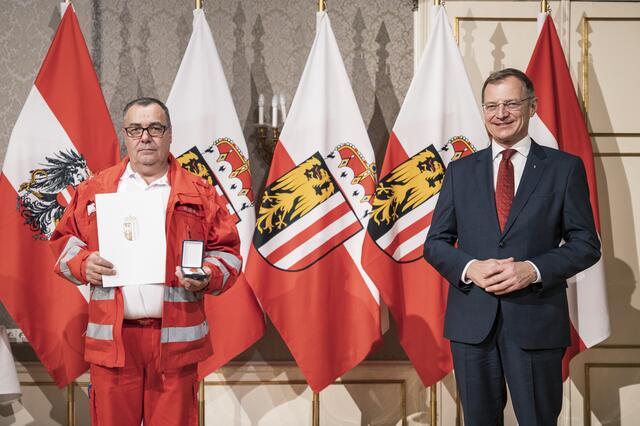 Helmut Seebacher und Landeshauptmann Thomas Stelzer