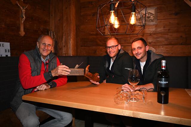 Luden zur Eröffnung: Die Tischlerwirtsleute Michael Naschberger und Milan Hurt mit Rennfahrer Legende Hans Joachim Stuck.