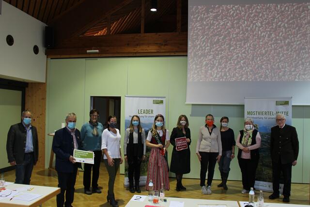 Bgm. Franz Singer, LEADER-Obmann Anton Gonaus, Elfriede König, Cornelia Janker, Petra Scholze-Simmel, Dirndlkönigin Sandra Schweiger, Caroline Goldsteiner, Univ.-Prof. Margit Laimer, Doris Pfaffenlehner, Dr. Angelika Steger, Prof. Dr. Heinrich Wohlmeyer.