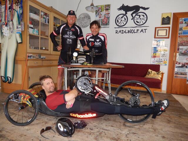 Sportart Paracycling (Handbike): Helmut Jost aus Mitschig bei Hermagor darf auf die Unterstützung von Wolfgang Dabernig (links) und Michael Kurz zählen. | Foto: Privat