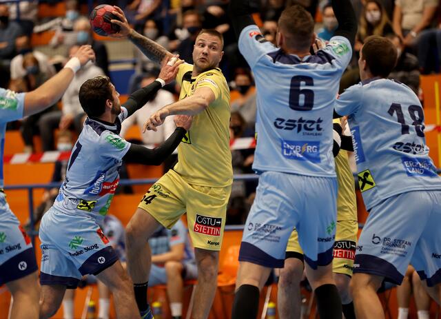 Thomas Kuhn (Bruck), Vytas Ziura (Leoben), Mario Maretic und Florian Spendier (Bruck).  | Foto: GEPA pictures/Hans Oberlaender