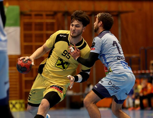  Hazbulat Sabazgiraev (Leoben) und Thomas Kuhn (Bruck). | Foto: GEPA pictures/Hans Oberlaender