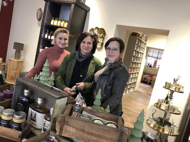 Die Freude am Schenken wollen Gerda Buttenhauser (Mitte) und ihre Töchter Lucia (links) und Marlene weitergeben. | Foto: Lisa Gold