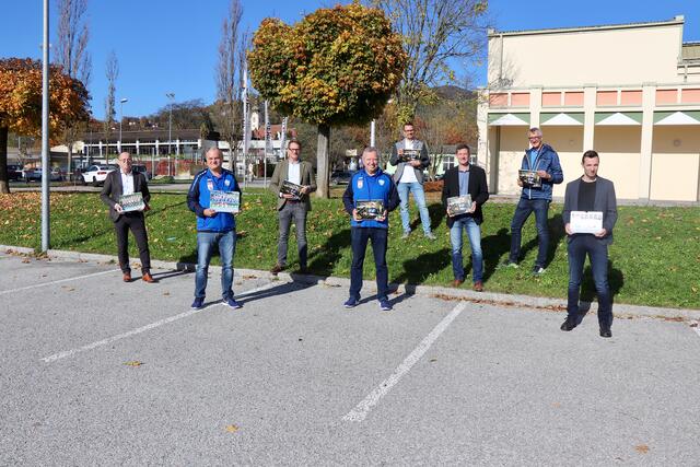 Projektverantwortliche, Ehrengäste und Sponsoren präsentierten den Juniors Hartberg-Nachwuchskalender 2021. | Foto: Alfred Mayer