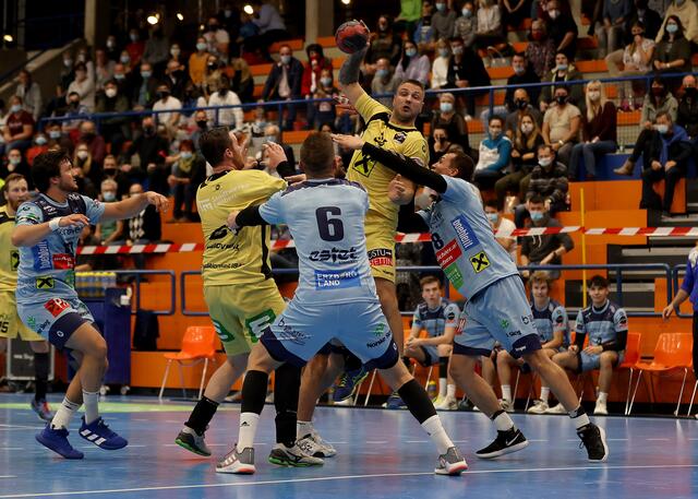 Mario Maretic (Bruck), Vytas Ziura (Leoben) und Florian Spendier (Bruck) | Foto: GEPA pictures/Hans Oberlaender