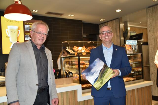 Bürgermeister Reinhard Knobloch und Franchisenehmer Michael Trittinger | Foto: Preineder