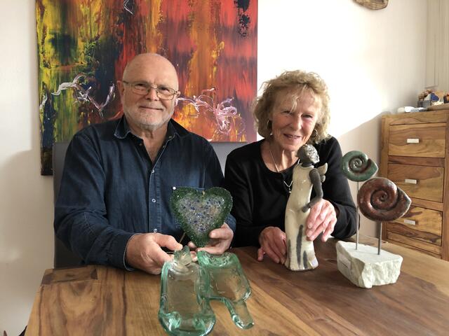 Für ihre Kunstwerke aus Altglas und (Raku-)Keramik finden Elisabeth Haaser und Josef Mink heuer nur schwer Abnehmer.