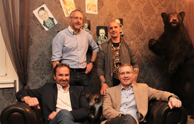 Die Lokalbetreiber Ernst Motschilnig und Günther Petschacher (hinten) mit Vizebürgermeister Rudi Egger und Bürgermeister Martin Kulmer