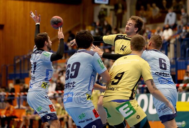 Thomas Kuhn, Luca Plassnig (Bruck), Lukas Moser, Patrick Stolz (Leoben) und Mario Maretic (Bruck) | Foto: GEPA pictures/Hans Oberlaender