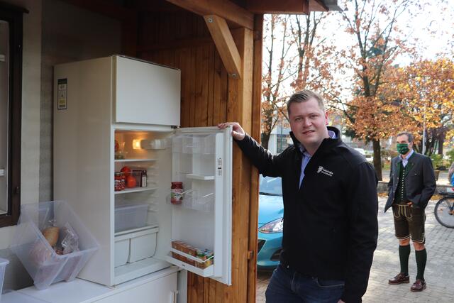  Vzbgm. Michael Konrad und sein Team der ÖVP Kalsdorf errichteten die Speisekammer für den Fair-Teiler. 