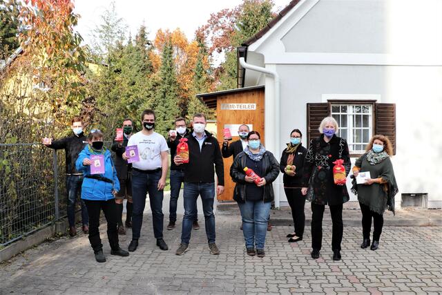 Eröffneten am Allerheiligentag den Fair-Teiler: Vzbgm. Michael Konrad (Bildmitte) mit Heidi Schmitt, Andreas Koseak, Angie Lendl, Gabriele Marin, Sandra Goldberg und Mitgliedern der ÖVP Kalsdorf. | Foto: Edith Ertl