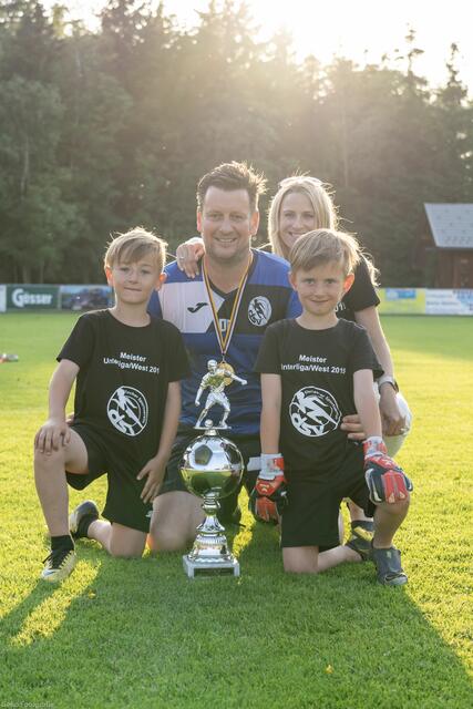 Die Söhne Maximilian (rechts) und Elias sowie Gattin Eva freuen sich mit Geburtstagskind und Dellach-Trainer  Philipp Dabringer. | Foto: Privat
