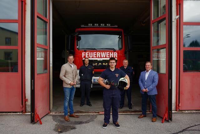 Bürgermeister Stefan Schmuckenschlager, Peter Dussmann, Kommandant der Feuerwehr Klosterneuburg, Zivildiener Michael Kaczmarek, Abschnittsfeuerwehrkommandant Josef Angelmayer und Stadtrat Leopold Spitzbart sind sich einig, dass der Zivildienst bei der Feuerwehr Zukunft hat. | Foto:  Stadtgemeinde Klosterneuburg/SchuhE