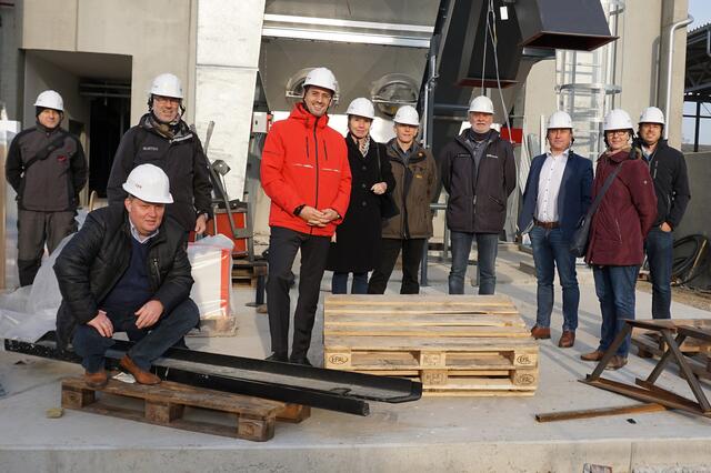 GR Stefan Hehberger, Umweltgemeinderat STR Leopold Spitzbart, GR Matthias Finkentey, Vizebürgermeister Roland Honeder, GRin Susanne Eistert, Umweltreferatsleiter Alexander Weber, EVN Projektleiter  Johann Birnbauer, STR Karl Schmid, STRin Eva-Maria Feistauer und e5 Gemeindebetreuer Markus Maxian  | Foto: Stadtgemeinde Klosterneuburg/Stahl