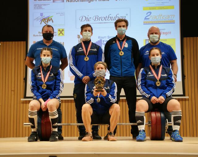 Mit vereinten Kräften holt der WKG Bad Häring – KSV-Rum den Sieg bei der Nationalliga im Gewichtheben. | Foto: KSV-RUM