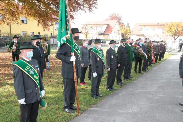 Die Ehrenformationen vor dem Kriegerdenkmal