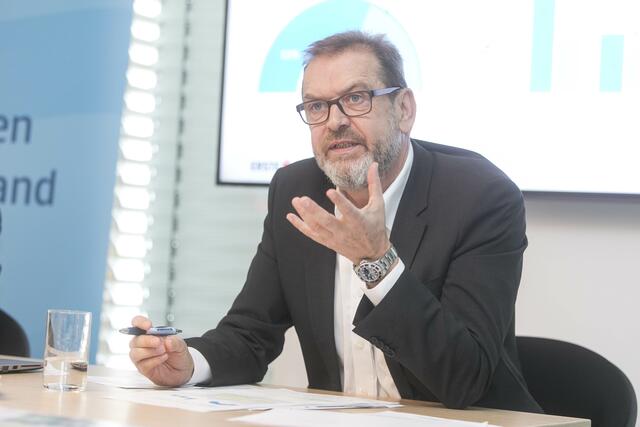 Helmut Wartner gibt im Video Antworten auf den richtigen Umgang mit Unsicherheit auf den Finanzmarkt. | Foto: Sparkasse/wildbild