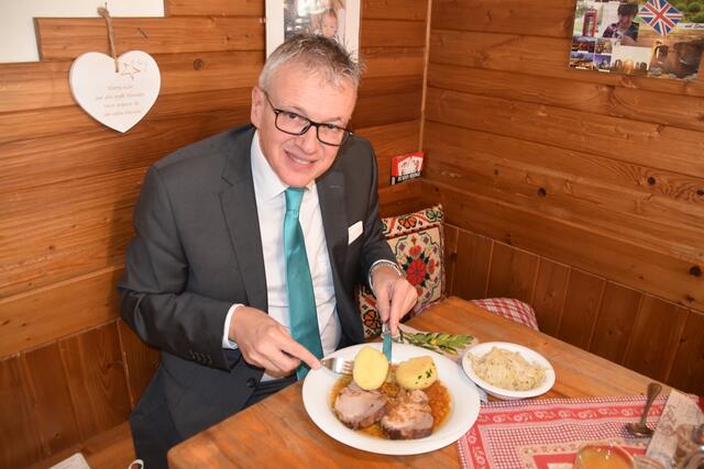 Teuflisch guter Schweinsbraten mit Vitaminbeilagen.
