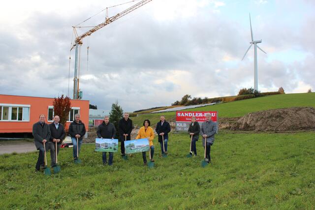 BM Ing. Stefan Kerndler, BM Ing. Franz Kerndler, Martin Zehetner/ Fa. Sandler Bau, Ing. Andreas Trauner, Mag. Arch. Thomas Tauber/ Architekturbüro Tauber, Herta Janker/ AAG Holding, BGM Manfred Roitner/Gemeinde Kilb, Cora Alfery/ Hager Holzbau, Johann Janker/ AAG Holding | Foto: AAG Holding 