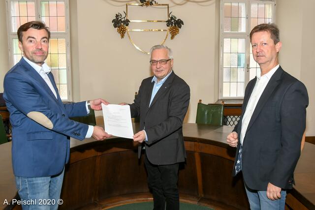 Direktor Christian Rädler, Bürgermeister Ferdinand Köck und Vizebürgermeister mit dem soeben unterzeichneten Baurechtsvertrag. 
