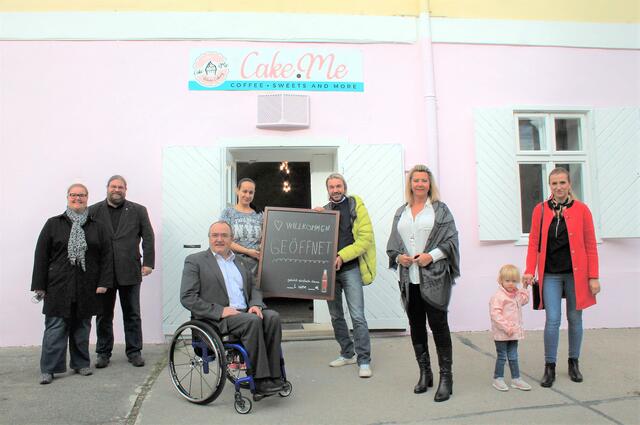 Andrea Bergmaier, GR Mag. Klaus Bergmaier, StR KR Albert Kisling, Jungunternehmerin Szilivia Nagy, GR Michael Fertl, GRin Elfie Kreitner, GRin Jasmina Brdaninovic mit Töchterchen Mina. | Foto: Paul Bergmaier