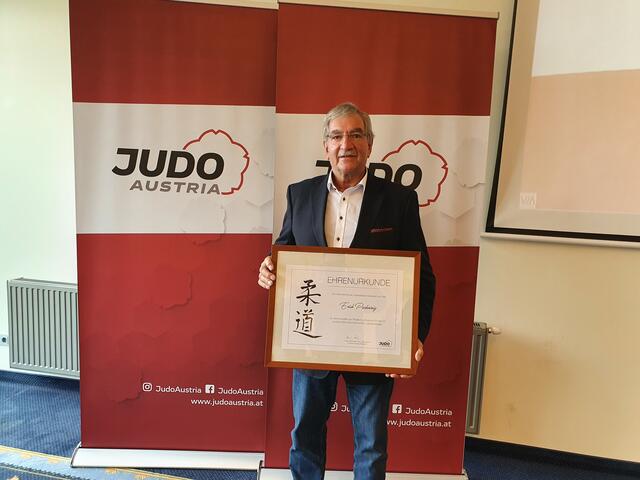 Erich Pachoinig, Präsident des ASKÖ Judoclubs Wolfsberg, freut sich über die Ehrenurkunde. | Foto: Privat