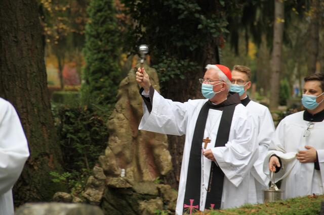 Erzbischof Franz Lackner bei der Gräbersegnung am Kommunalfriedhof . | Foto: Erzdiözese Salzburg