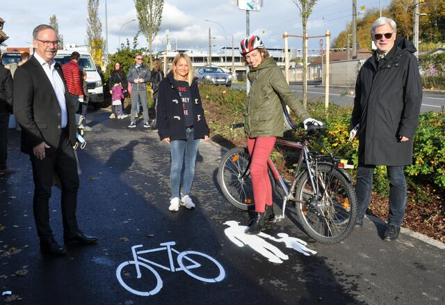 Der neue Radweg wird auch schon gerne genutzt. Von links: Bürgermeister Gerald Hackl, die Fahrradbeauftragte der Stadt Steyr Birgit Sticht, Barbara Felton als eine der ersten Nutzerinnen des neuen Radweges und Mobilitätsstadtrat Reinhard Kaufmann. | Foto: Magistrat Steyr Presse