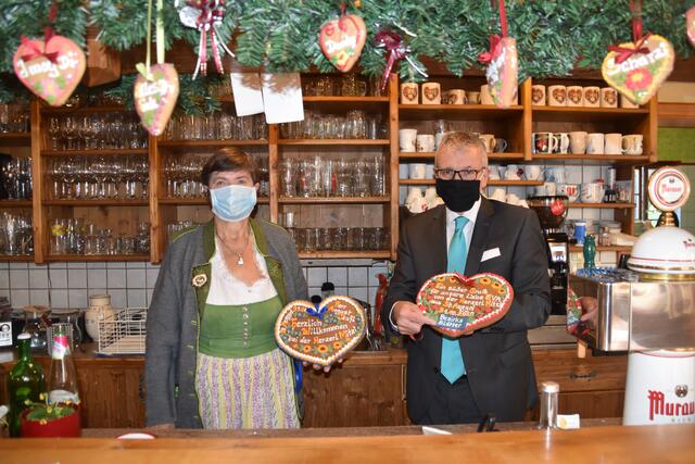 Lebkuchenherz-Paradies in St. Aegyd: Wirtin Maria Eder und Restauranttester August Teufel. | Foto: Sara Handl