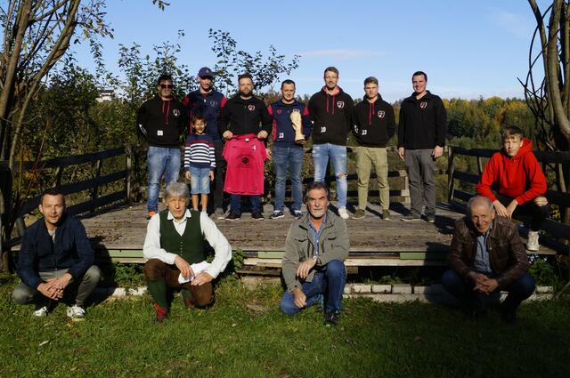 von vorne li.: Obmann Patrick Pieber, Thomas Matzer, Holzschnitzer Hans Pendl, GF Gerhard Matzer (Sponsor vom World Cup Pokal), Turnierorganisator Jeremias Matzer; hinten die komplette Mannschaft und ein Fan der HFC Ballerinas | Foto: Matzer